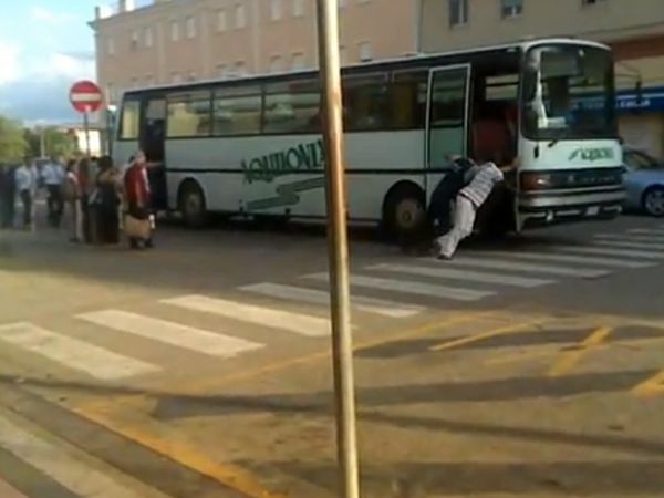 Lamezia,autobus non parte,i passeggeri lo spingono,il video!